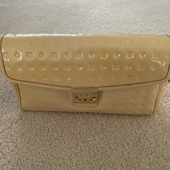 Arcadia cream/beige patent leather crossbody bag - Picture 2 of 13